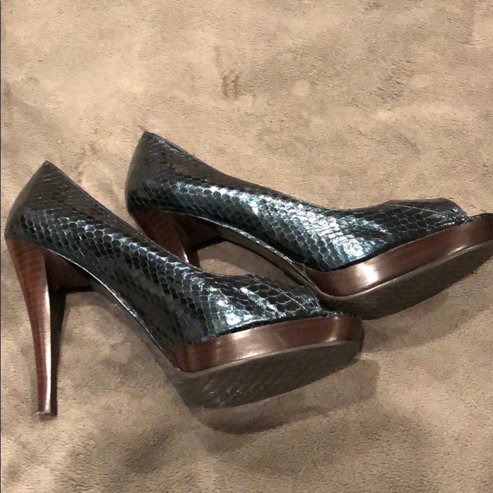 Green snakeskin Calvin Klein heels never worn 6.5